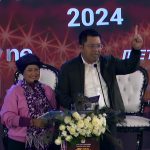 Pasangan Cagub-Cawagub Jatim nomor urut 1, Luluk Nur Hamidah dan Lukmanul Khakim (LUMAN) saat menyampaikan visi misi dan programnya dalam Debat Publik Ketiga Pilgub Jatim 2024, Senin (18/11/2024) di Grand City, Surabaya. (Foto: Ubay)