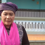 Cagub Jatim nomor urut 1 Luluk Nur Hamidah menyapa warga saat menuju TPS 3 Dusun Delik, Kecamatan Bandarkedungmulyo, Jombang, Rabu (27/11/2024), tempat ia menyalurkan hak pilihnya dalam Pilkada Serentak 2024. (Foto:IST)