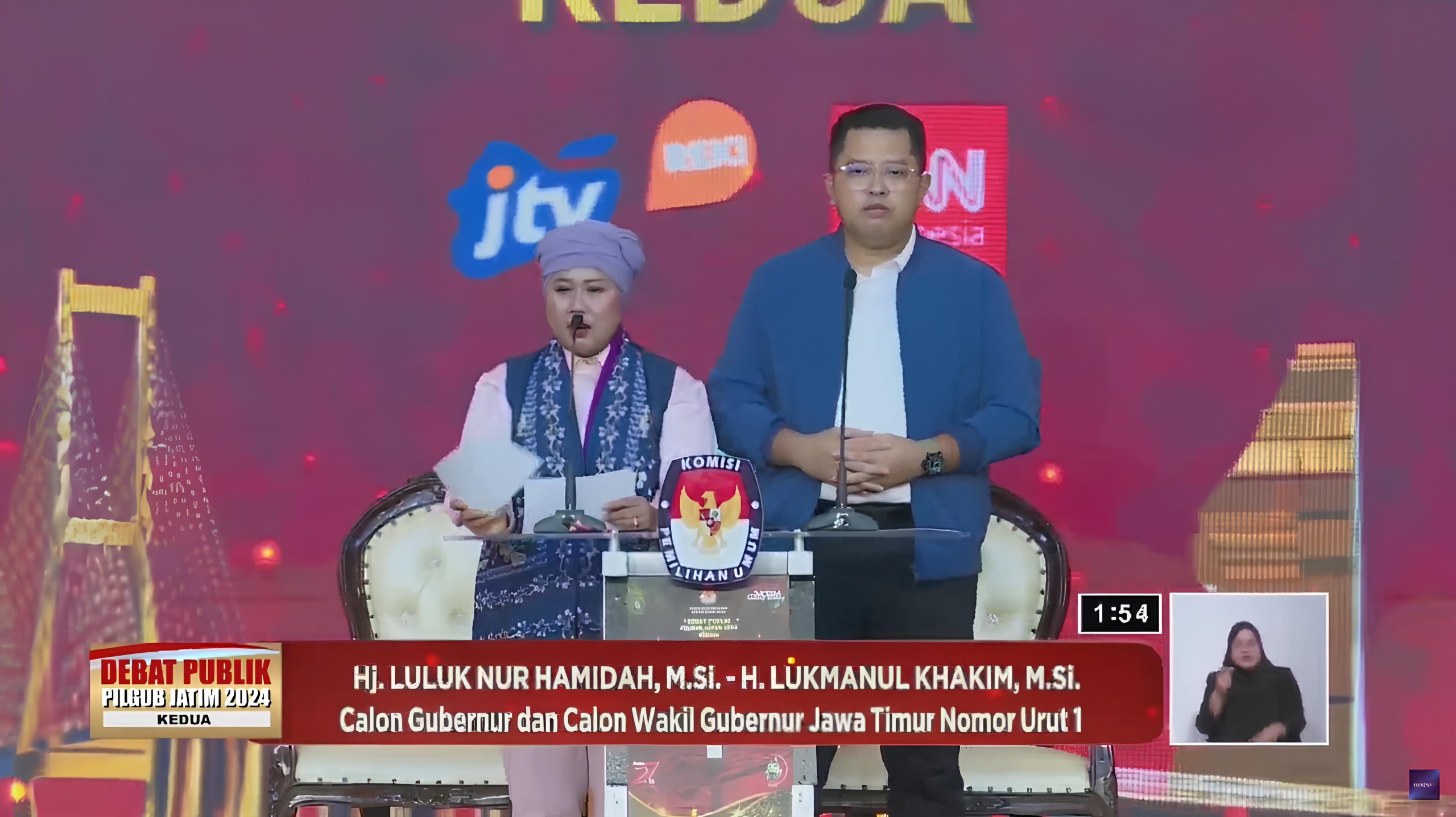 Pasangan Cagub-Cawagub nomor urut 1, Luluk Nur Hamidah dan Lukmanul Khakim (LUMAN) saat debat publik kedua Pilgub Jatim 2024 di Grand City Surabaya, Ahad (3/11/2024). (Foto:Aan/IST)