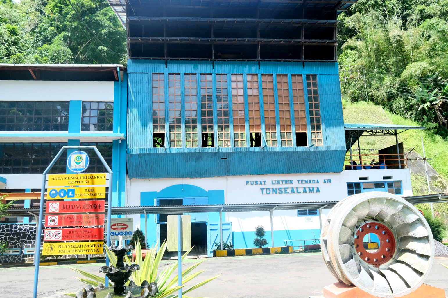 PLTA Tonsealama di Desa Tonsea Lama, Kecamatan Tondano Utara, Kabupaten Minahasa ini beroperasi sejak 1923 dan menjadi sumber energi untuk Sulawesi Utara dan Gorontalo. Foto: dok PLN NP.