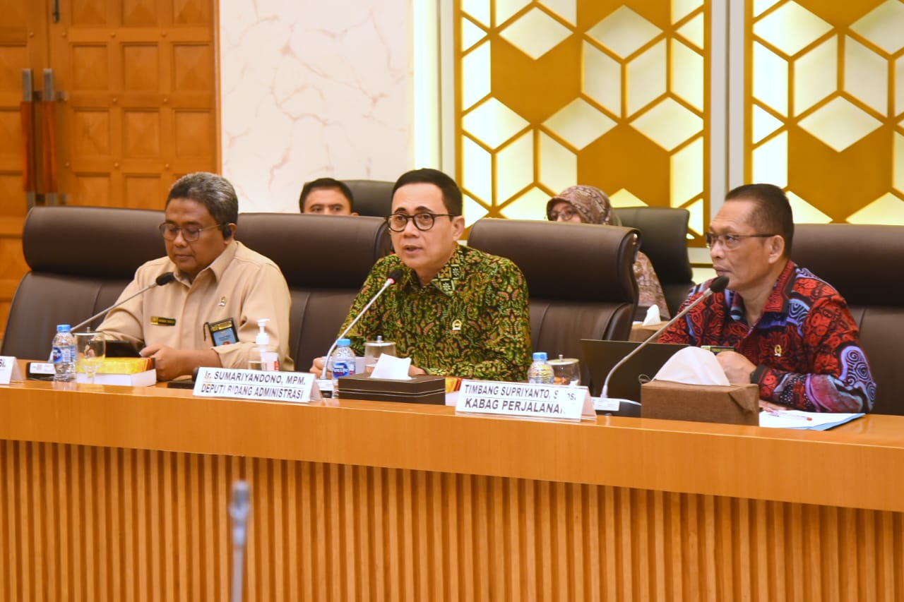 Deputi Administrasi Setjen DPR RI Sumariyandono dan Kepala Biro Perencanaan dan Organisasi Rahmad Budiaji memberikan paparan tentang aplikasi SIMERPATI di Kompleks Parlemen, Senayan, Jakarta, Kamis (28/11/2024). (Foto: Runi/Andri/Parlementaria)