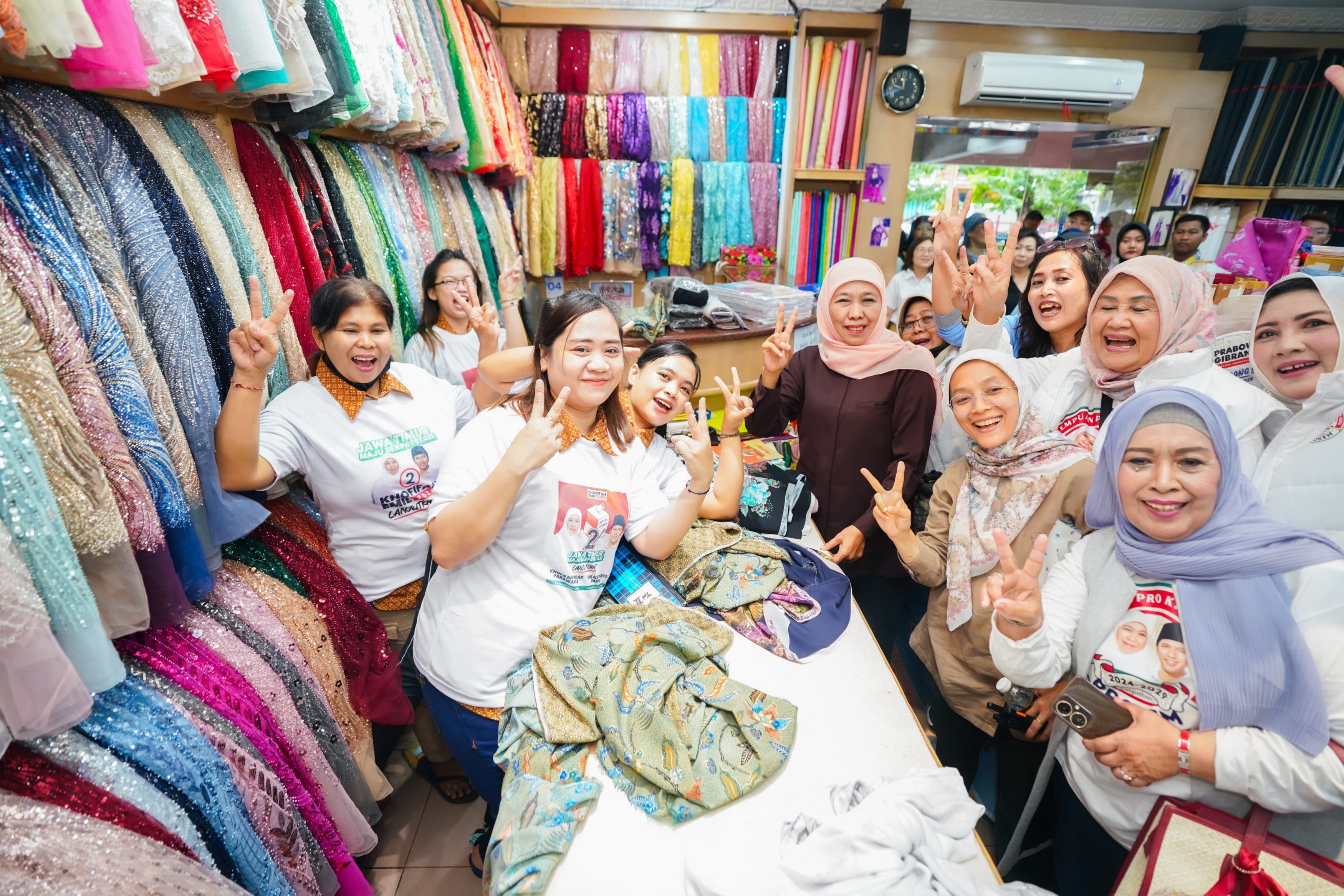 Khofifah Blusukan di Pasar Atom, Disambut Hangat Pedagang dan Pengunjung