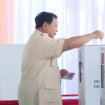 Presiden RI Prabowo Subianto menggunakan hak pilihnya dalam Pilkada Serentak 2024 di TPS 08 Bojong Koneng, Kabupaten Bogor, Rabu (27/11/2024). (Foto: Ubay)
