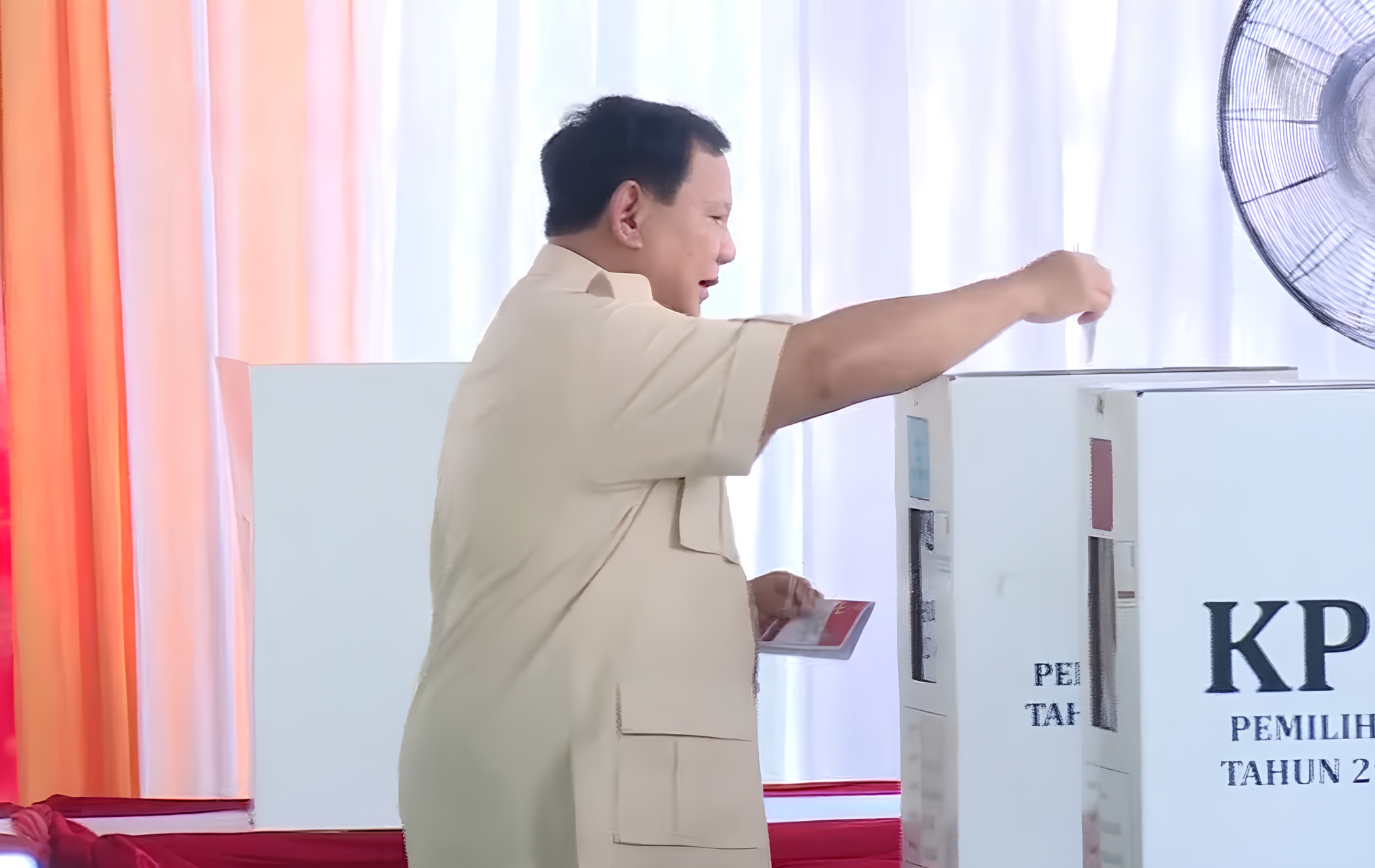 Presiden RI Prabowo Subianto menggunakan hak pilihnya dalam Pilkada Serentak 2024 di TPS 08 Bojong Koneng, Kabupaten Bogor, Rabu (27/11/2024). (Foto: Ubay)