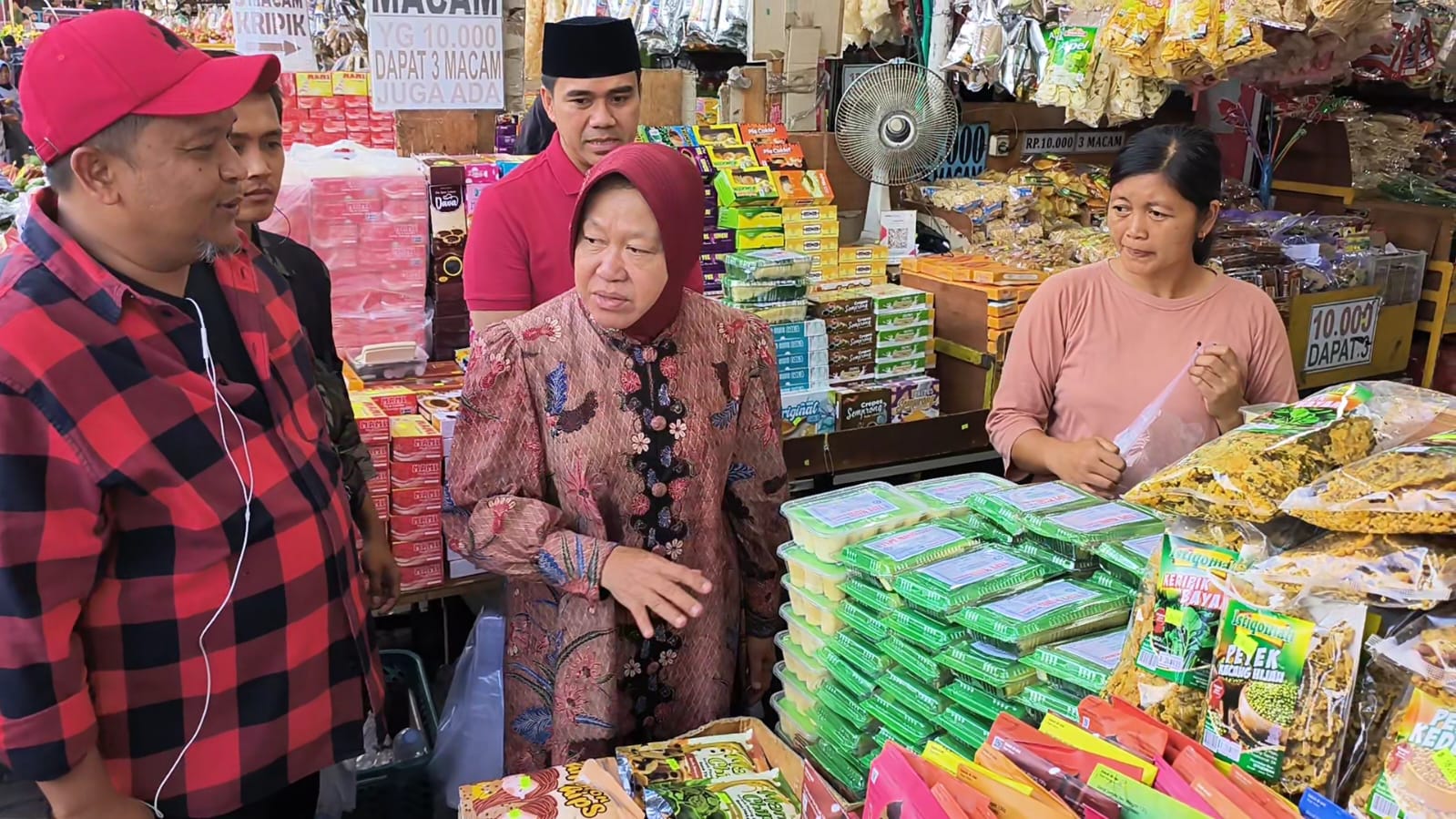 Risma mendengarkan harapan para pedagang Pasar Lekok, Kabupaten Pasuruan