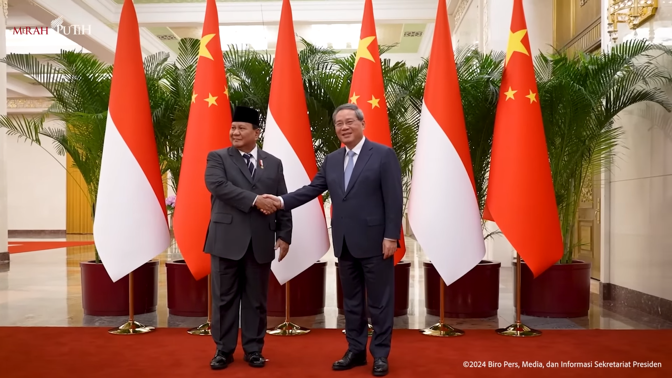 Perdana Menteri RRT Li Qiang menyambut kedatangan Presiden RI Prabowo Subianto untuk melangsungkan pertemuan bilateral di Beijing, Sabtu (9/11/2024). (Foto: Tangkapan layar/ Ubay)