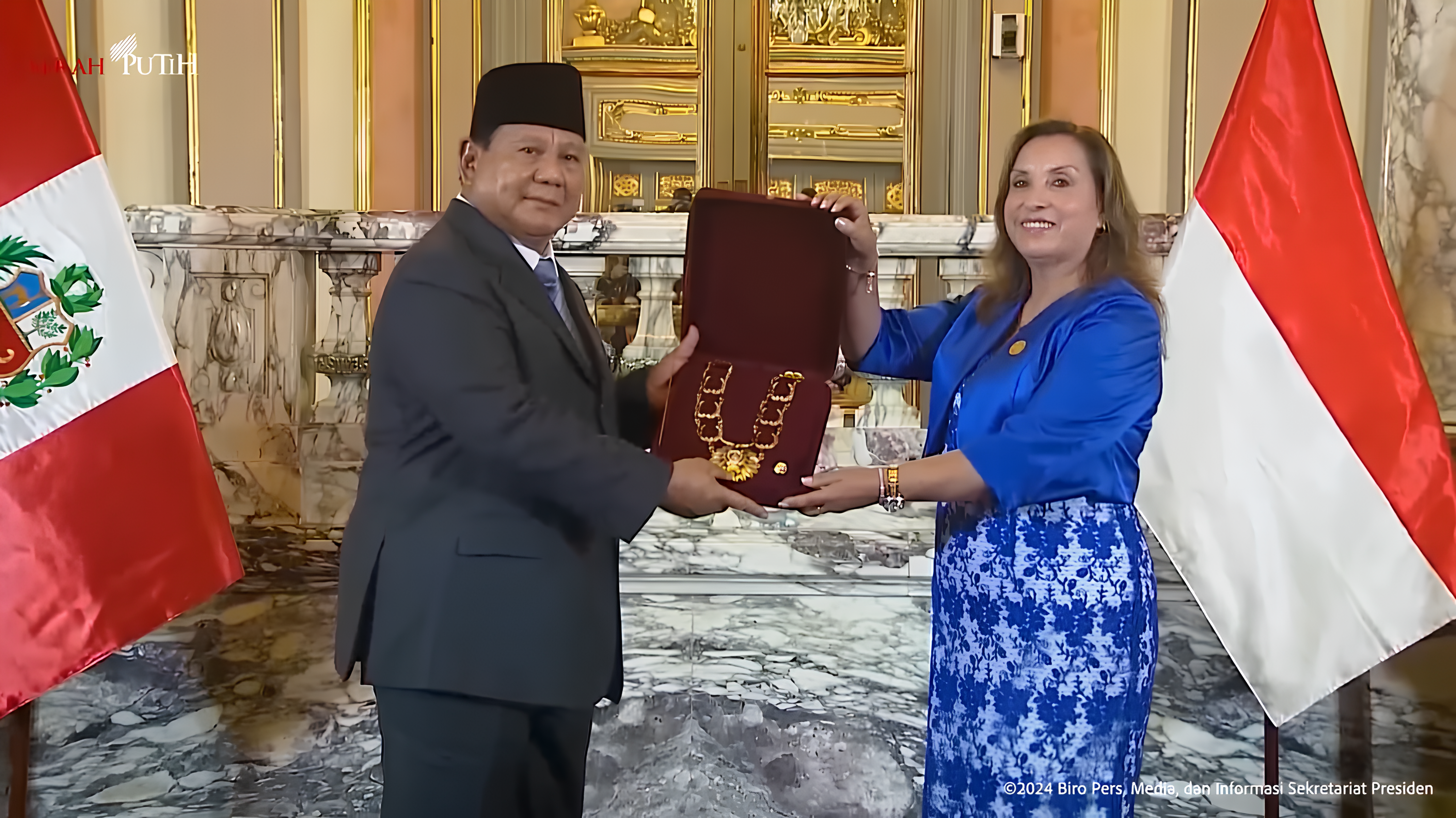 Presiden RI Prabowo Subianto saat menerima tanda kehormatan tertinggi dari Pemerintah Peru, Kamis (14/11/2024) waktu setempat. (Foto:Tangkapan layar/ Ubay)