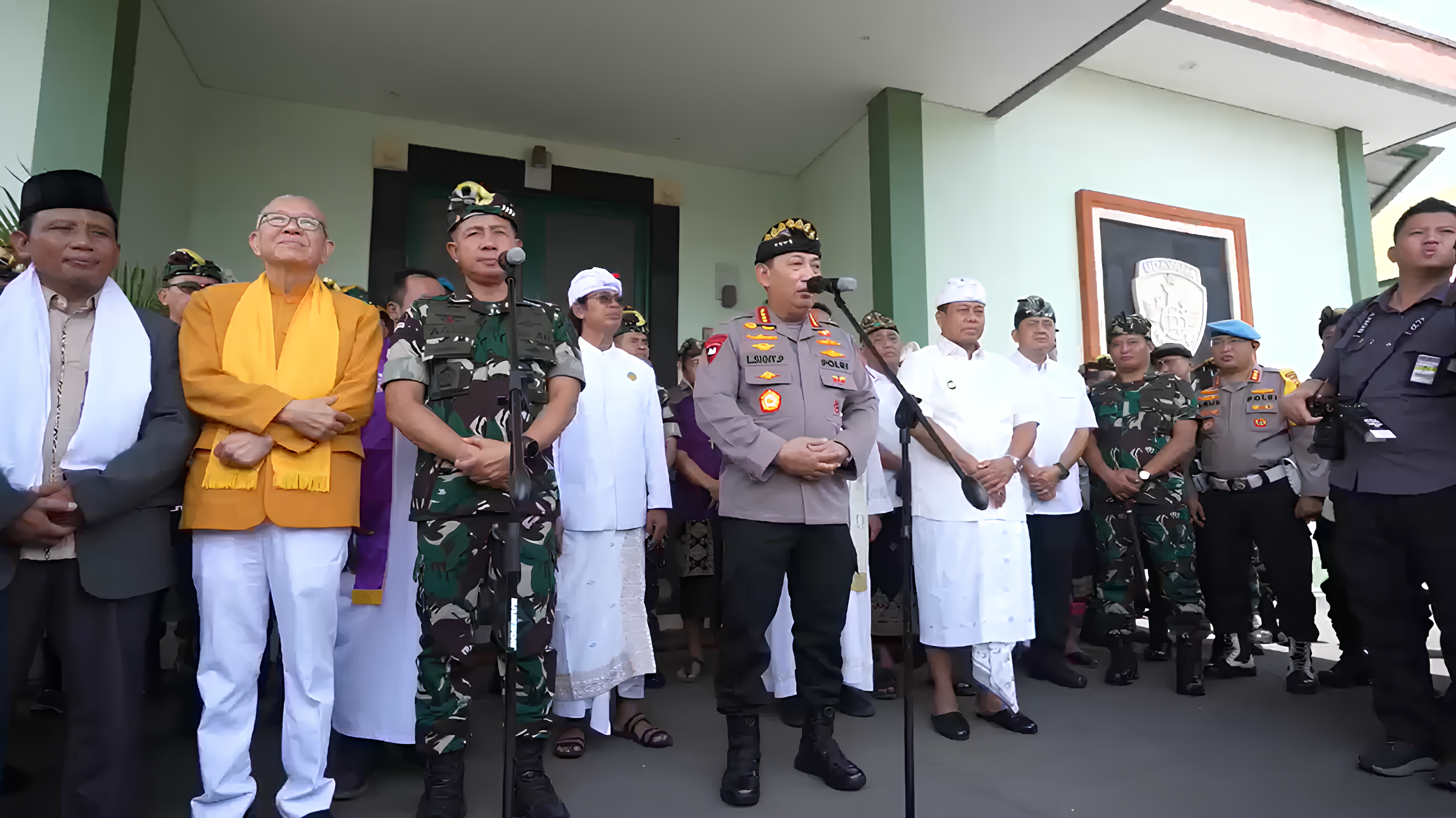 Panglima TNI Jenderal Agus Subiyanto dan Kapolri Jenderal Listyo Sigit Prabowo, usai menghadiri doa bersama lintas agama untuk Pilkada Serentak 2024 damai dan aman di Denpasar, Bali, Selasa (19/11/2024). (Foto:Tangkapan Layar/ Ubay)