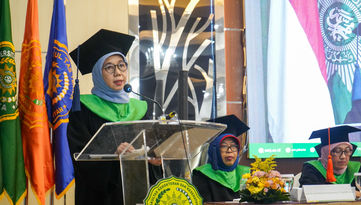 Guru Besar Bidang Ilmu Manajemen Industri FT UMJ, Prof Dr Ir Mutmainah, saat menyampaikan orasi ilmiahnya, Rabu (20/11/2024). (Foto:Dinar/IST)