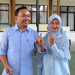 Cawawali Kota Malang nomor urut 1, Ali Muthohirin bersama istrinya usai mencoblos di TPS, Rabu (27/11/2024). (Foto:IST)
