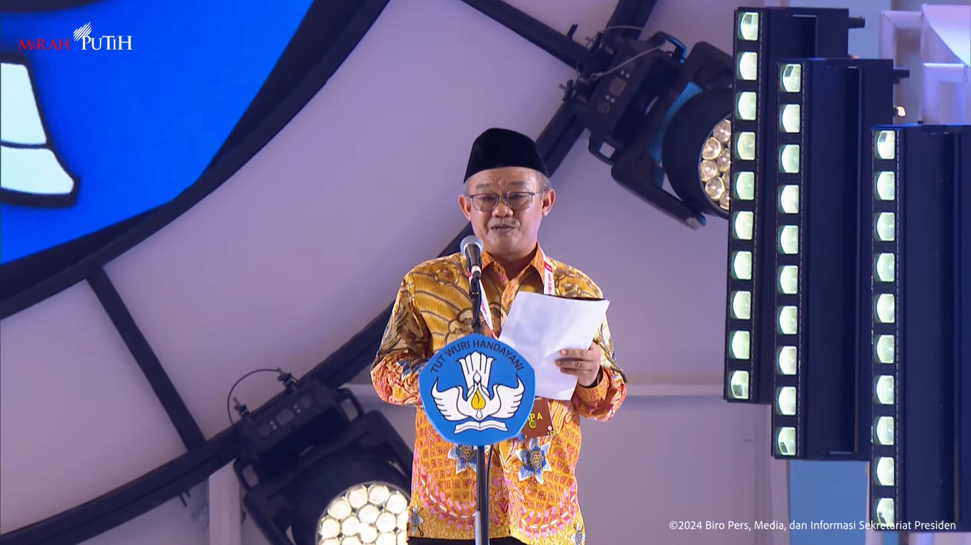 Mendikdasmen RI, Abdul Mu'ti menyampaikan laporan dalam acara puncak peringatan HGN 2024 di Vellodrome, Jakarta, Kamis (28/11/2024). (Foto:Tangkapan layar/ Ubay)