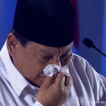 Presiden RI Prabowo Subianto menyeka mata dan hidungnya saat menangis di tengah-tengah memberikan sambutan dalam acara puncak peringatan Hari Guru Nasional (HGN) 2024, Kamis (28/11/2024). (Foto:Tangkapan layar/ Ubay)