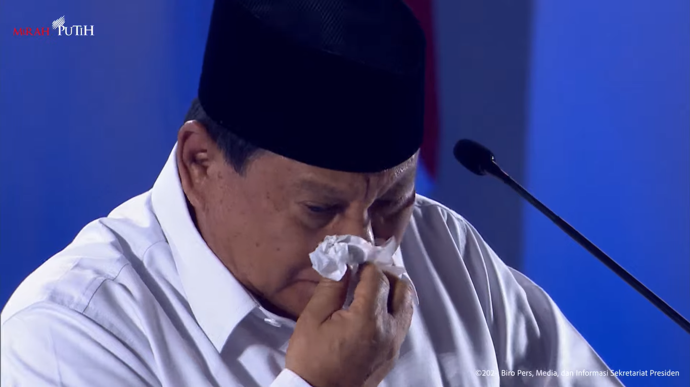 Presiden RI Prabowo Subianto menyeka mata dan hidungnya saat menangis di tengah-tengah memberikan sambutan dalam acara puncak peringatan Hari Guru Nasional (HGN) 2024, Kamis (28/11/2024). (Foto:Tangkapan layar/ Ubay)