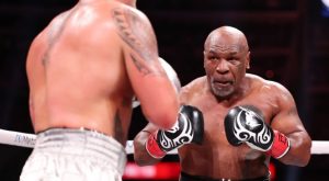 Untung Tidak TKO, Mike Tyson “Si Leher Beton” Sudah Rapuh Ditelan Usia