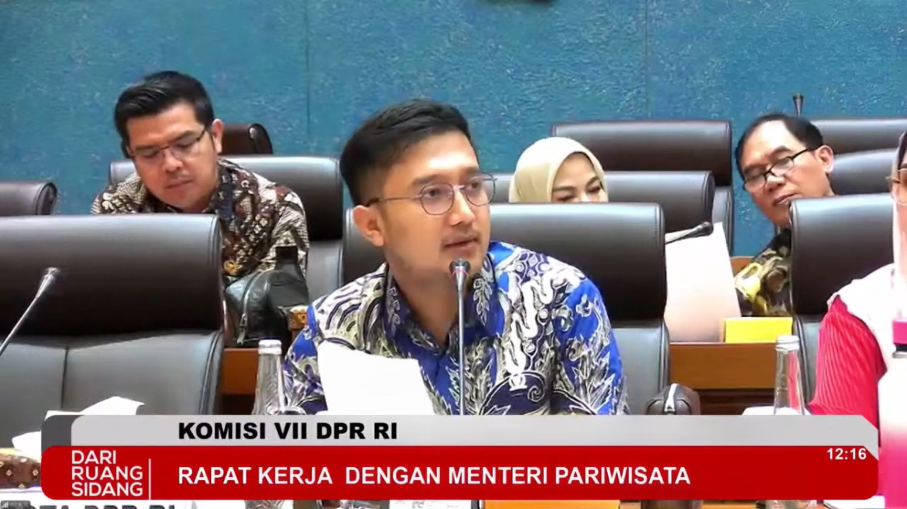 Anggota Komisi VII DPR RI dari Fraksi PAN, Arizal Tom Liwafa saat Rapat bersama Menteri Pariwisata. (Foto:Tangkapan layar/ Ubay)