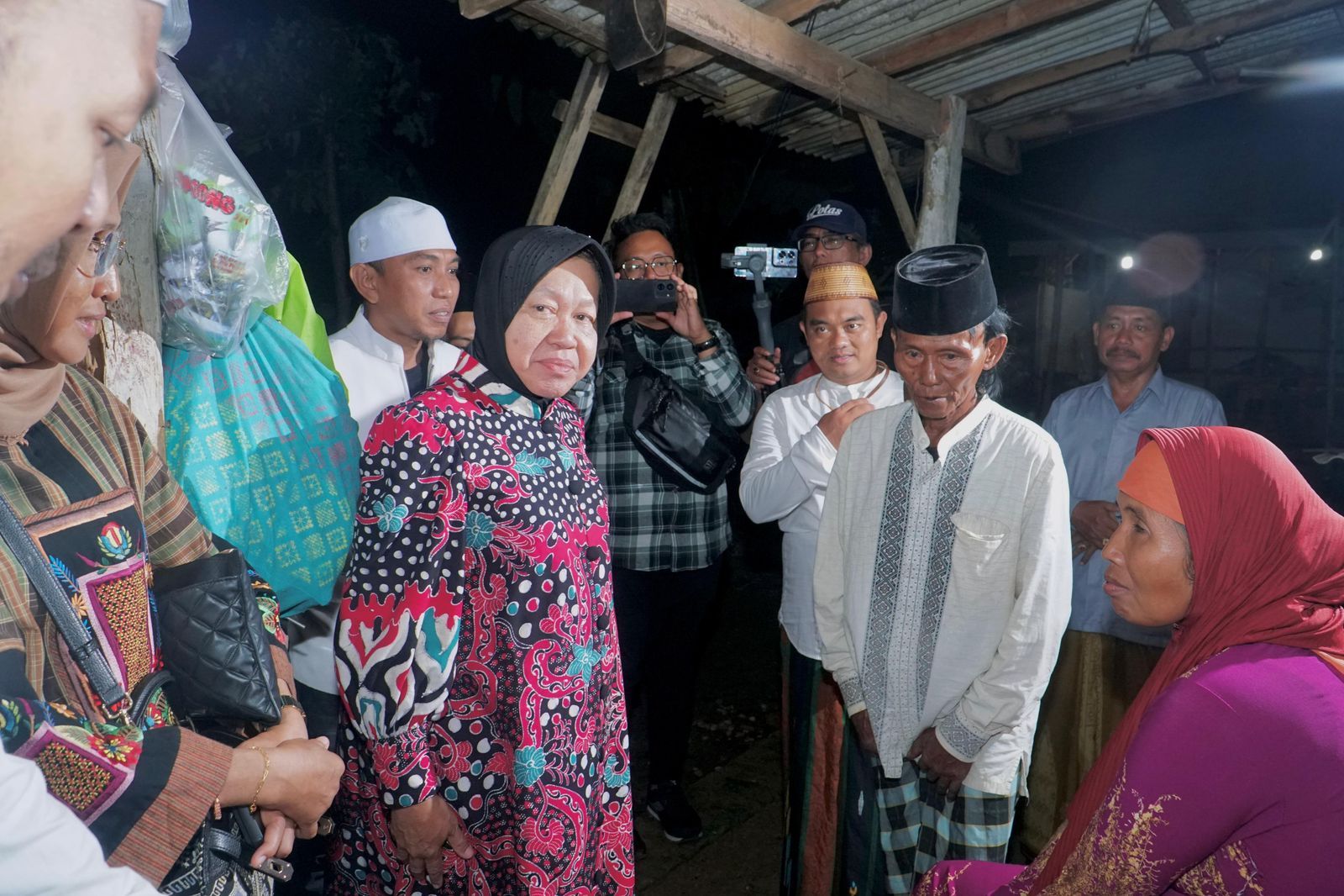 Tri Rismaharini mengunjungi rumah Bukanan, seorang buruh tani warga Desa Robatan, Robatal, Sampang