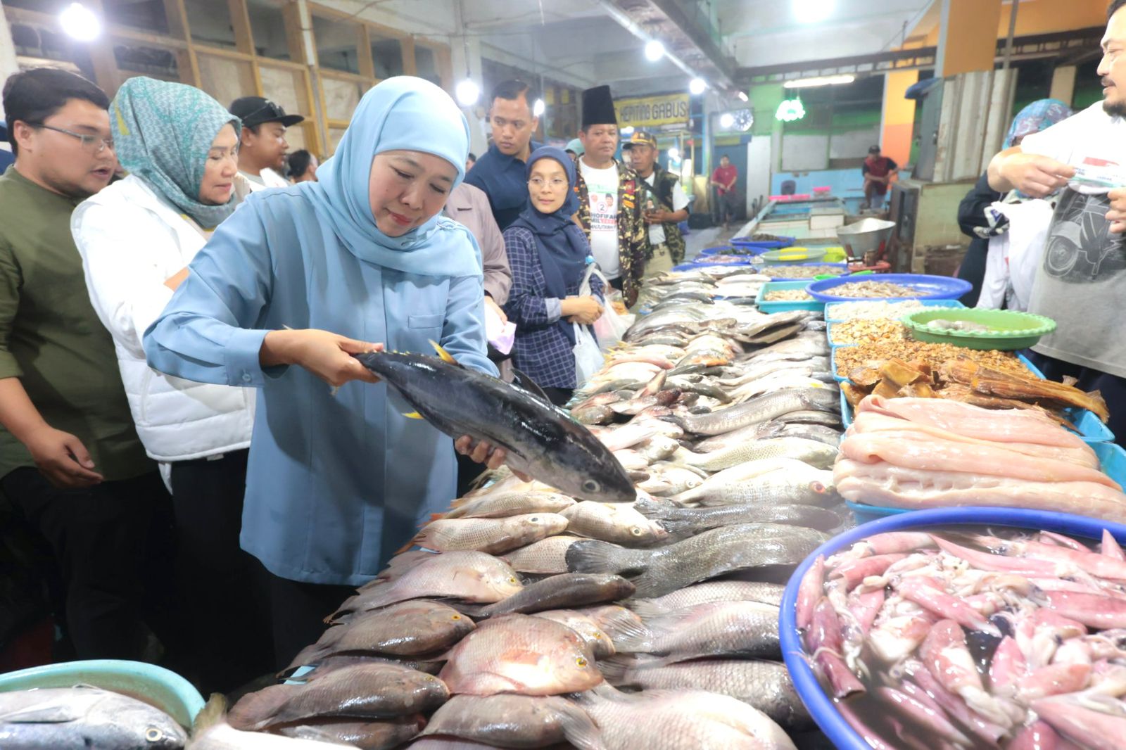 Cagub Jatim nomor urut 2, Khofifah Indar Parawansa saat blusukan ke Pasar Besar Malang, Rabu (6/11/2024). (Foto:IST)