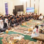 Khofifah Indar Parawansa menerima kunjungan para santri penerima beasiswa kuliah di Universitas Al Azhar, Kairo, Mesir, Jumat (29/11/2024) malam di kediamannya. (Foto:IST)