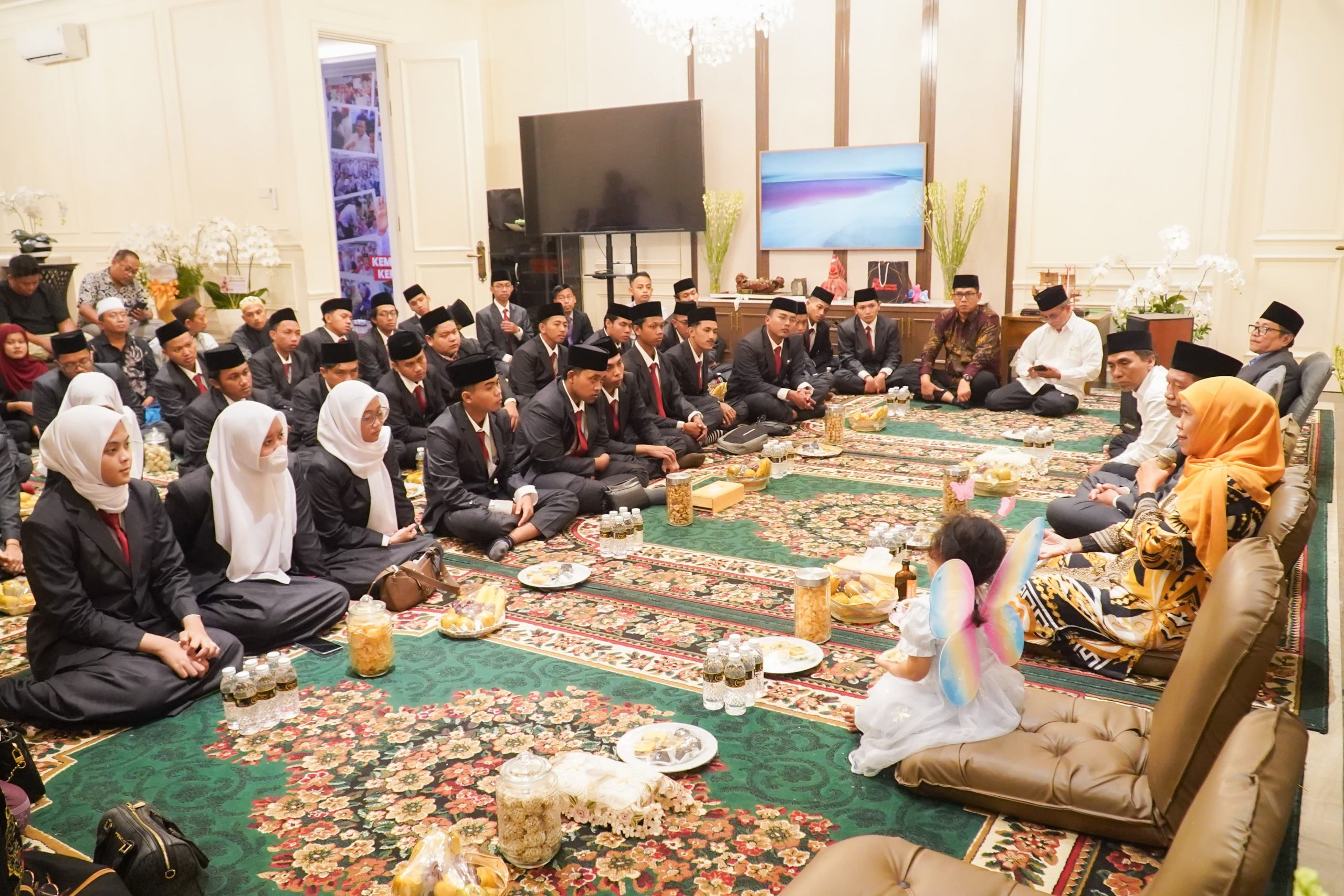 Khofifah Indar Parawansa menerima kunjungan para santri penerima beasiswa kuliah di Universitas Al Azhar, Kairo, Mesir, Jumat (29/11/2024) malam di kediamannya. (Foto:IST)