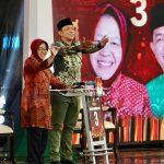 Pasangan Cagub-Cawagub nomor urut 3, Tri Rismaharini (Risma) dan Zahrul Azhar Asumta (Gus Hans) saat debat publik kedua Pilgub Jatim 2024 di Grand City Surabaya, Ahad (3/11/2024). (Foto:Aan/IST)