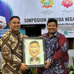 Ketua Umum PP Pemuda Muhammadiyah yang juga Wamen P2MI, Dzulfikar Ahmad Tawalla (kiri) menerima kenang-kenangan dari Ketua PDPM Kota Surabaya, Alfianur Rizal. (Foto:IST)