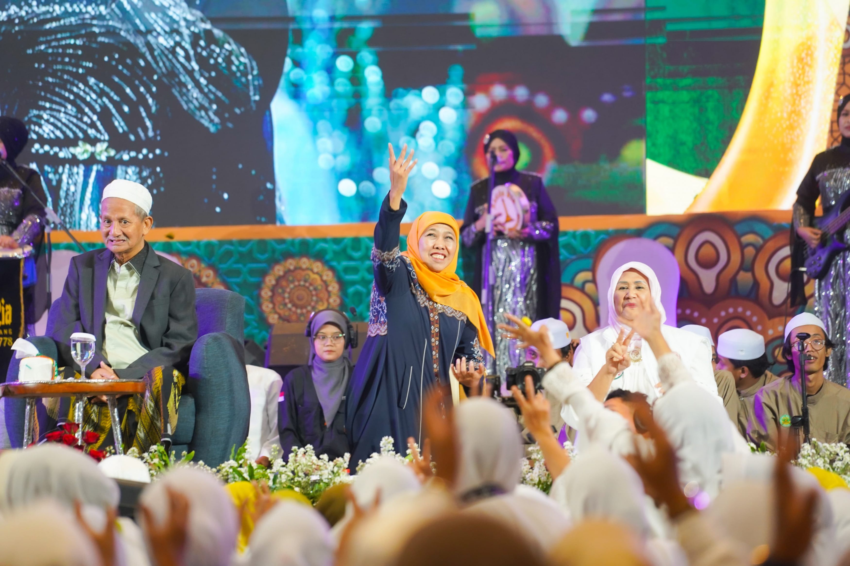 Khofifah Hadiri Salawat Akbar di Gresik, Lengkapi Ikhtiar Jelang Coblosan Pilgub Jatim