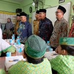 Mendikdasmen RI Prof Abdul Mu'ti saat meninjau makan bergizi di SD Ma'arif NU Taman, Sidoarjo, Sabtu (16/11/2024). (Foto: Ubay)