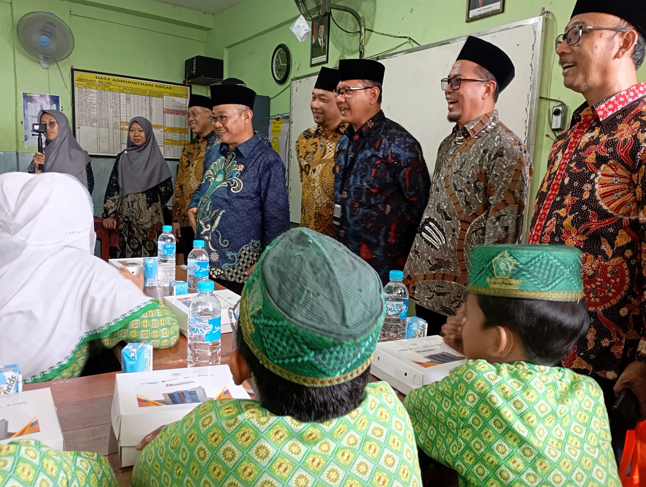 Mendikdasmen RI Prof Abdul Mu'ti saat meninjau makan bergizi di SD Ma'arif NU Taman, Sidoarjo, Sabtu (16/11/2024). (Foto: Ubay)