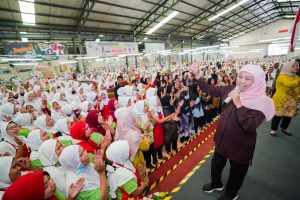 Kunjungi MPS Prigen, Khofifah Memotivasi Para Pekerja Perempuan agar Sukses