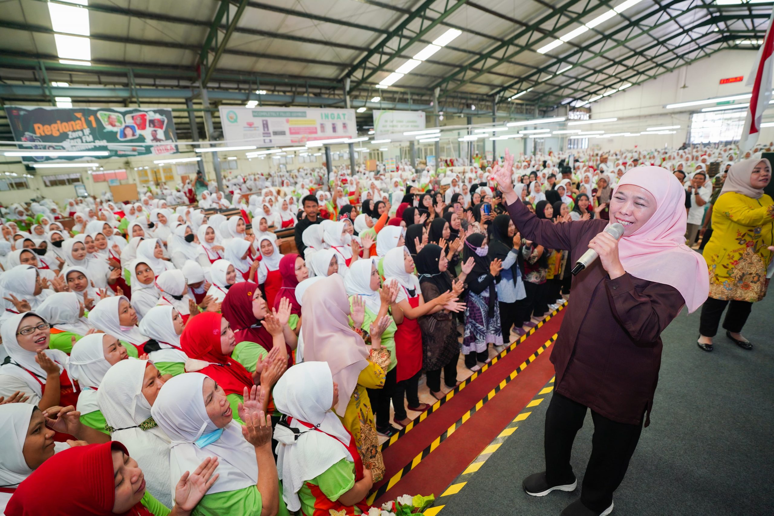 Cagub Jatim nomor urut 2, Khofifah Indar Parawansa saat menyapa para pekerja perempuan di MPS Prigen, Sabtu (16/11/2024). (Foto:IST)