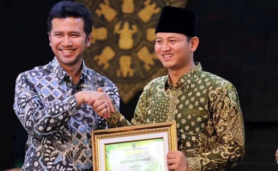 Cawagub Jatim nomor urut 2 Emil Elestianto Dardak (kiri) bersama Cawabup Trenggalek nomor urut 2 Muhammad Nur Arifin. (Foto:@emildardak)