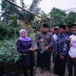 Cagub Jatim nomor urut 2, Khofifah Indar Parawansa saat mengunjungi Kebun Pembibitan Buana Bakti RT15/RW5, Desa Kedung Lurah, Kecamatan Pogalan, Trenggalek, Jumat (1/11/2024). (Foto:IST)