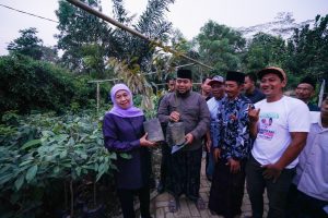 Kunjungi Petani Durian Ripto di Trenggalek, Khofifah Siap Bantu Permodalan