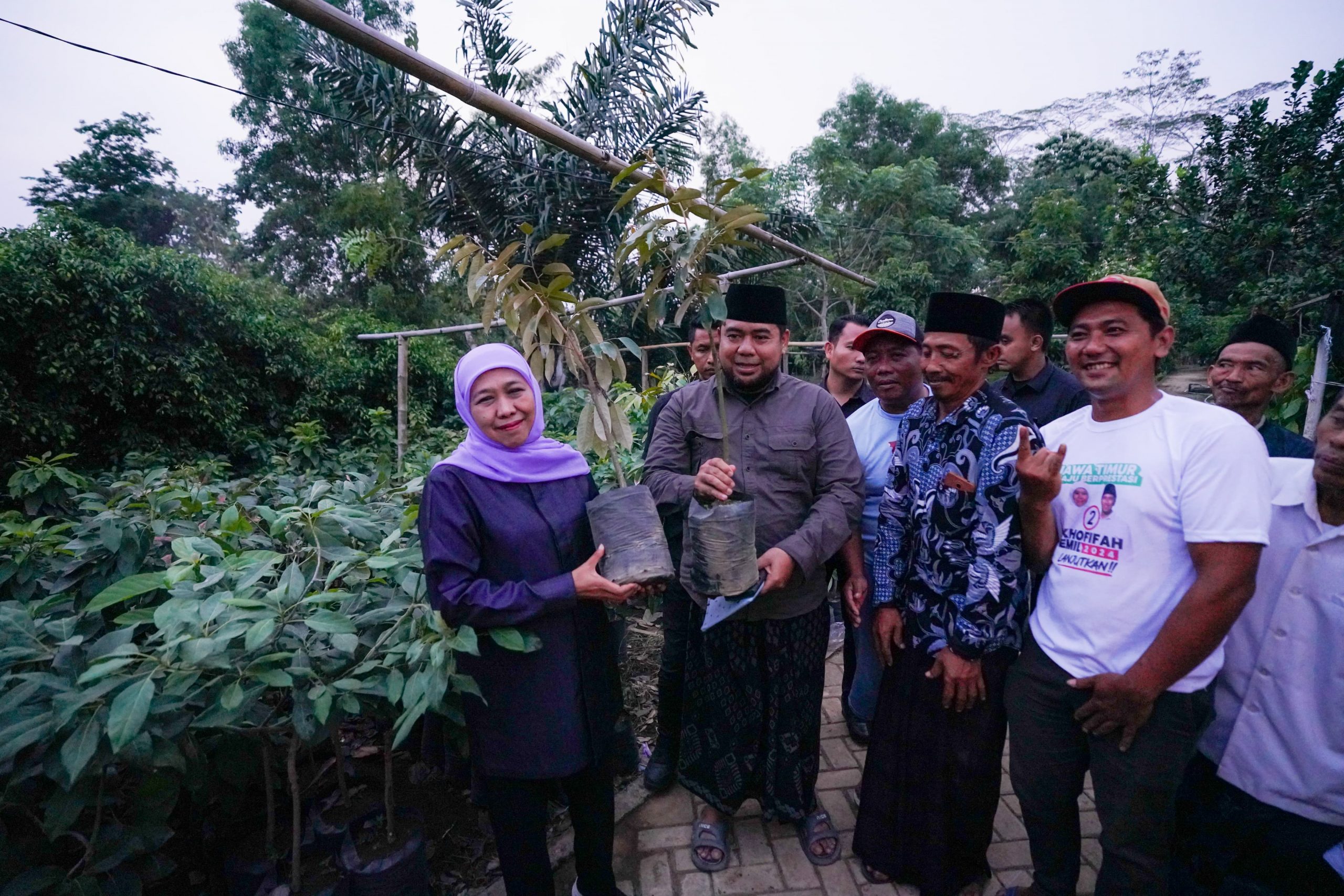 Cagub Jatim nomor urut 2, Khofifah Indar Parawansa saat mengunjungi Kebun Pembibitan Buana Bakti RT15/RW5, Desa Kedung Lurah, Kecamatan Pogalan, Trenggalek, Jumat (1/11/2024). (Foto:IST)