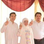 Cagub Jatim nomor urut 2 Khofifah Indar Parawansa bersama kedua putranya saat menyalurkan hak pilih dalam Pilkada Serentak 2024 di TPS 19 Jemur Wonosari, Wonocolo, Kota Surabaya, Rabu (27/11/2024).