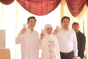 Salurkan Hak Pilih Bersama Dua Putranya, Khofifah Optimis Menangkan Pilkada Jatim