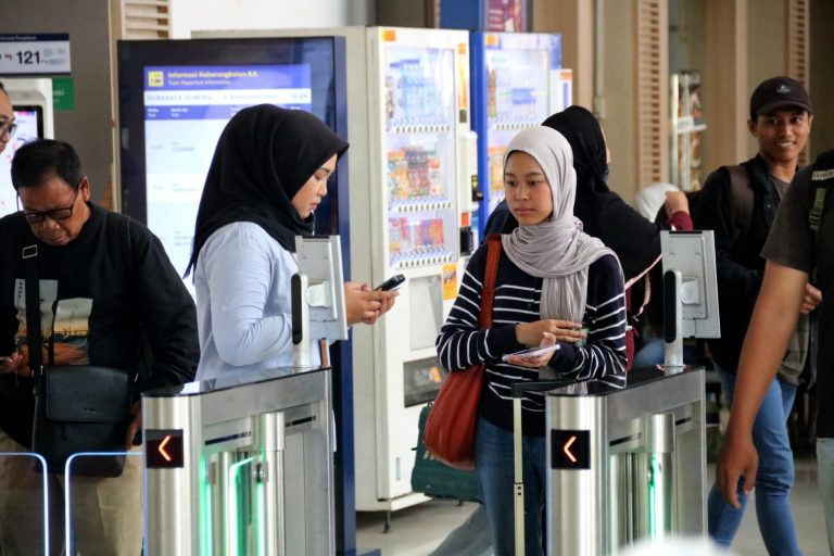 penumpang KAI melakukan boarding di Stasiun Gubeng..