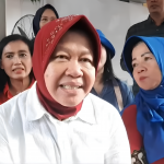 Cagub Jatim nomor urut 3, Tri Rismaharini alias Risma saat menggunakan hak pilihnya dalam Pilkada Serentak 2024 di TPS 16 Jajartunggal, Kota Surabaya, Rabu (27/11/2024). (Foto: Ubay)