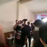 Polda Metro Jaya menggeledah satu unit ruko di kawasan Rose Garden, Kota Bekasi, terkait dugaan kasus judi online. (Foto:Tangkapan layar)