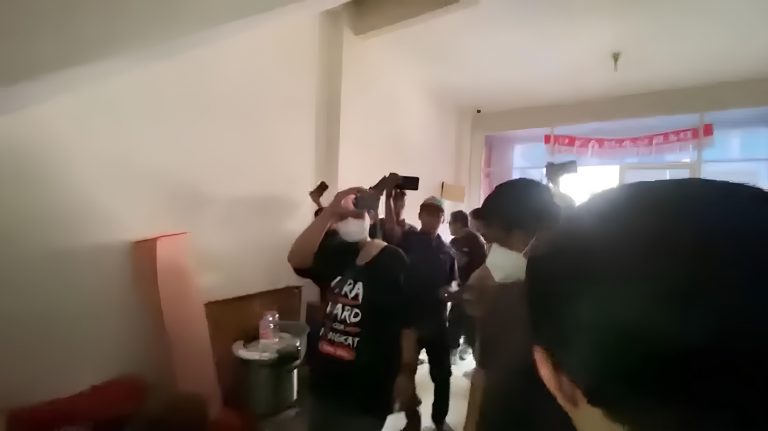 Polda Metro Jaya menggeledah satu unit ruko di kawasan Rose Garden, Kota Bekasi, terkait dugaan kasus judi online. (Foto:Tangkapan layar)