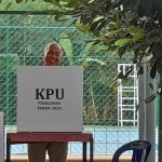 Ketua PWM Jawa Timur, Dr dr Sukadiono MM saat menyalurkan hak pilihnya dalam Pilkada Serentak 2024 di bilik suara TPS 24 Penjaringan Sari, Kota Surabaya pada Rabu (27/11/2024). (Foto:IST)