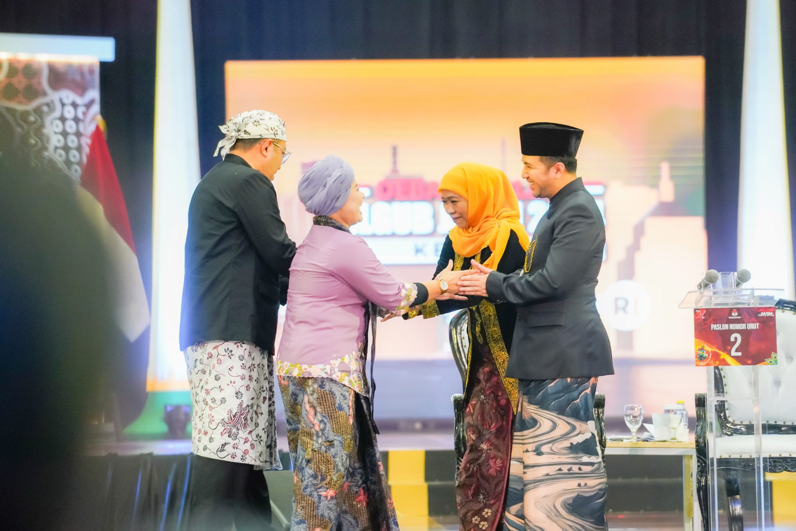 Pasangan Luluk Nur Hamidah dan Lukmanul Khakim (kiri) bersama pasangan Khofifah Indar Parawansa dan Emil Elestianto Dardak (kanan).