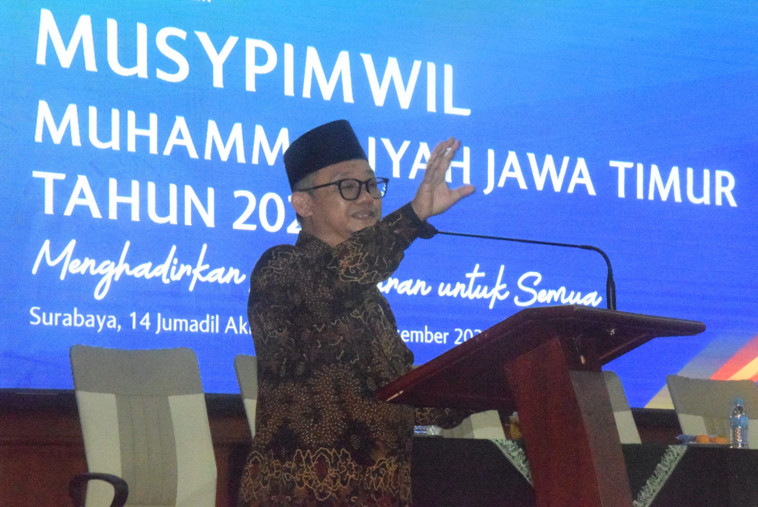 Sekretaris Umum PP Muhammadiyah Prof Abdul Mu'ti saat memberikan sambutan dalam Musypimwil I PWM Jatim di Surabaya, Ahad (15/12/2024). (Foto: Arief/Maklumat.ID)