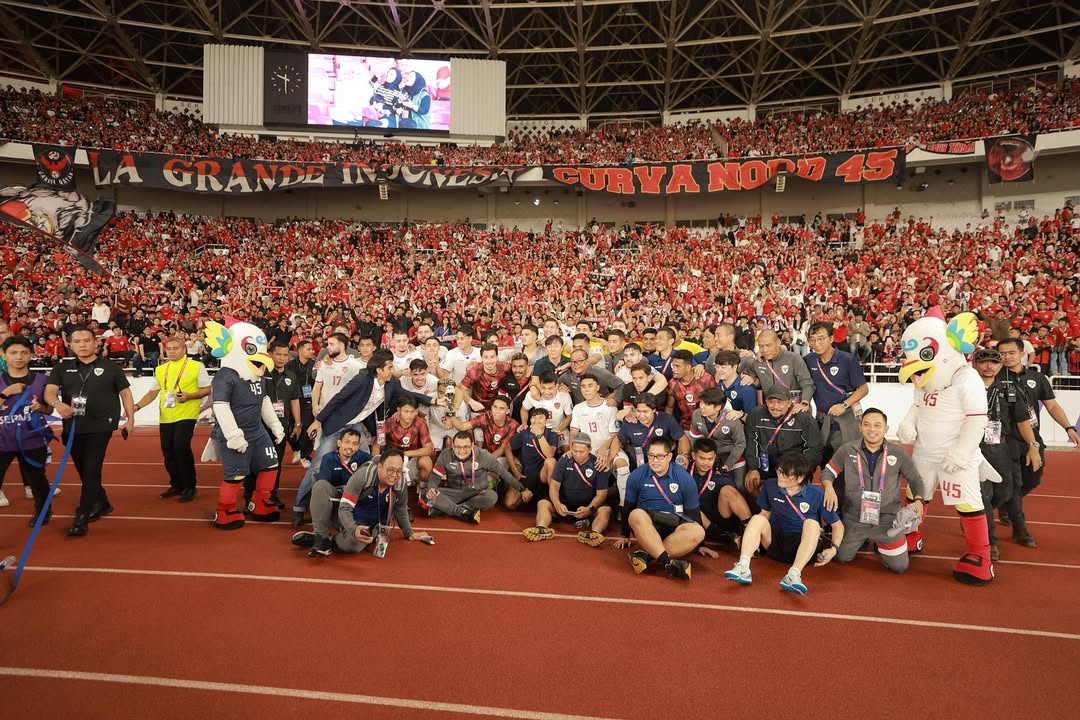 Para punggawa dan official Timnas Indonesia berfoto bersama para supporter usai laga menjamu Arab Saudi dalam ronde ketiga Kualifikasi Piala Dunia 2026 di GBK, Jakarta. (Foto:Instagram @timnasindonesia)