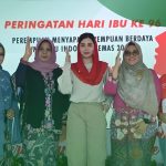 Anggota Komisi VII DPR RI Novita Handini (tengah, jilbab merah) saat peringatan Hari Ibu ke-96 di Agropark Trenggalek, Jawa Timur.