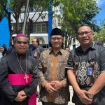 Uskup Agung Kupang, Mgr Hironimus Pakaenoni (kiri) bersama Ketua Umum PP Muhammadiyah Haedar Nashir (tengah). (Foto: Edi/Maklumat.ID)