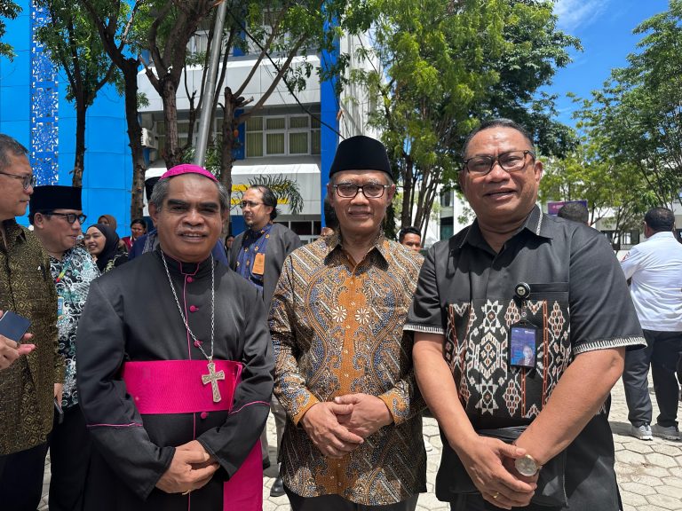 Uskup Agung Kupang, Mgr Hironimus Pakaenoni (kiri) bersama Ketua Umum PP Muhammadiyah Haedar Nashir (tengah). (Foto: Edi/Maklumat.ID)