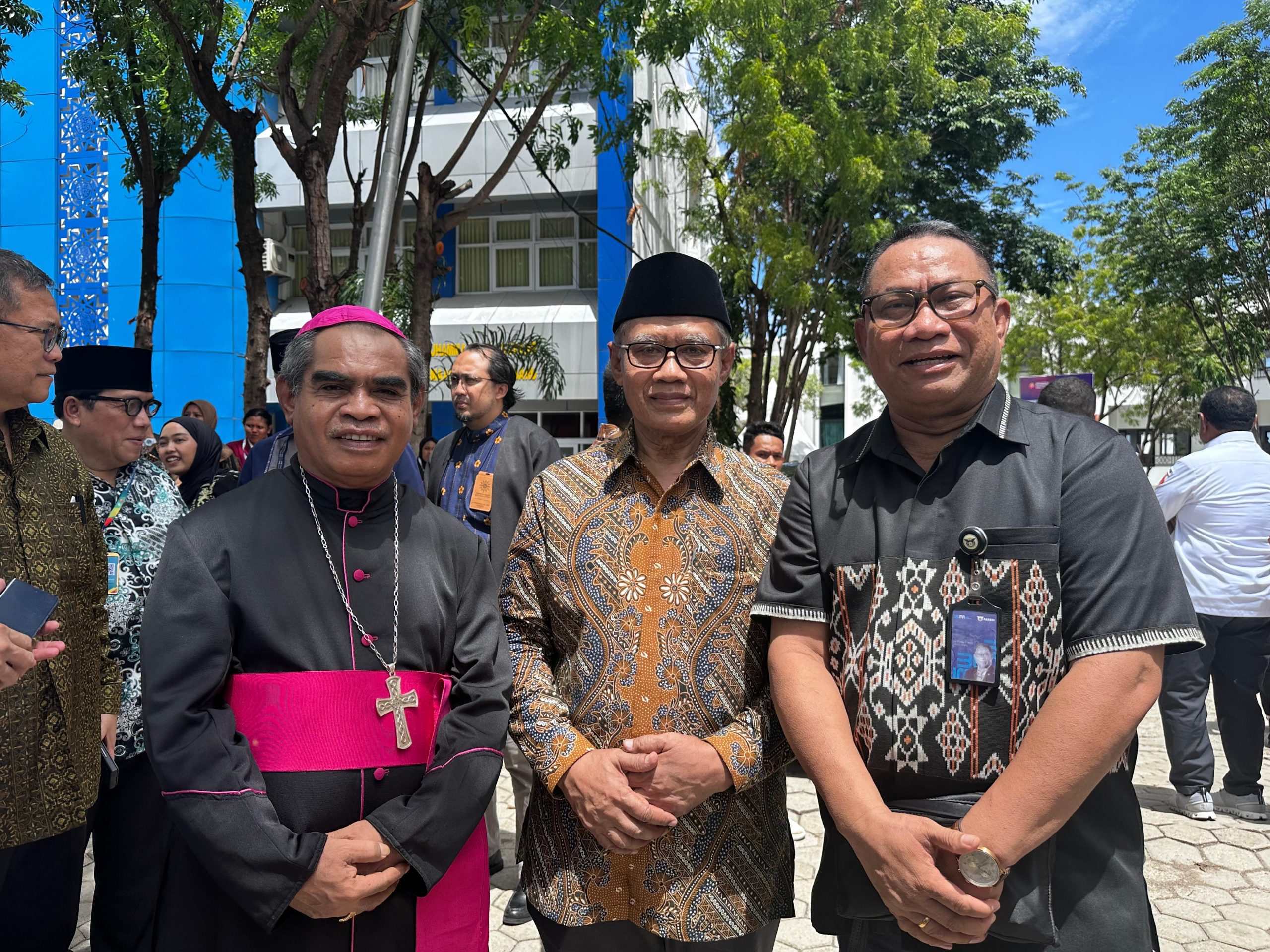 Uskup Agung Kupang, Mgr Hironimus Pakaenoni (kiri) bersama Ketua Umum PP Muhammadiyah Haedar Nashir (tengah). (Foto: Edi/Maklumat.ID)