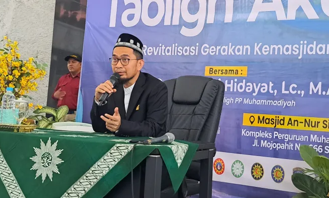 Ustaz Adi Hidayat (UAH) ketika mengisi tausiyah Tabligh Akbar di Masjid An-Nur Sidoarjo beberapa waktu lalu. (Foto:Ubay)