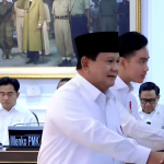 Presiden RI Prabowo Subianto datang sebelum memimpin Sidang Kabinet Paripurna di Istana Kepresidenan, Jakarta, Senin (2/12/2024).